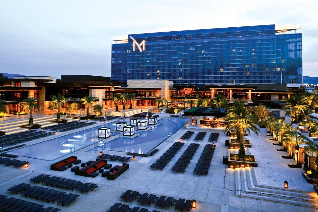 un hotel con piscina frente a un edificio en M Resort Spa & Casino, en Las Vegas