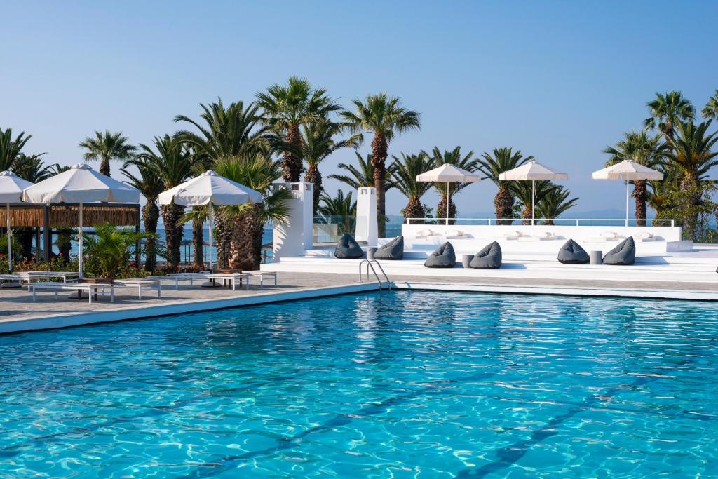Bazén v ubytování Kassandra Palace Seaside Resort nebo v jeho okolí