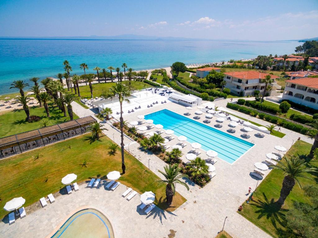 Bazén v ubytování Kassandra Palace Seaside Resort nebo v jeho okolí