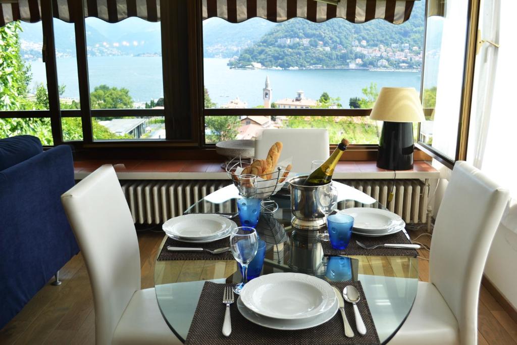 stół jadalny z widokiem na wodę w obiekcie luxury villa in como lake w Como