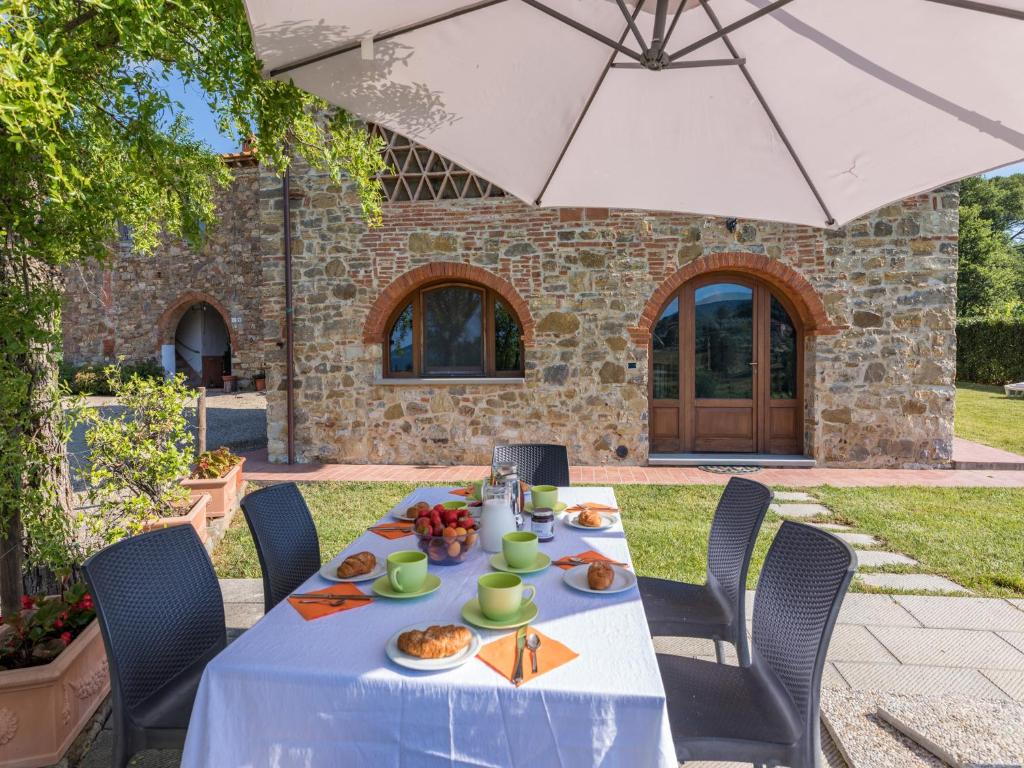 una mesa con platos de comida encima en Villa Poggio alle Case, en Pergine Valdarno