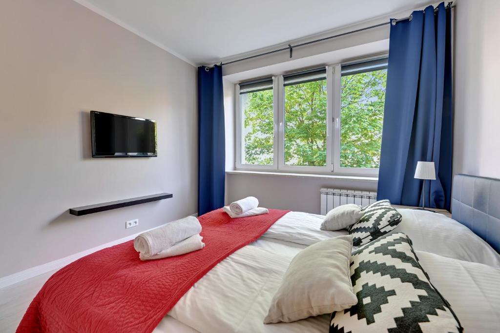 A bed or beds in a room at Milton by the Sea - Baltica Apartments