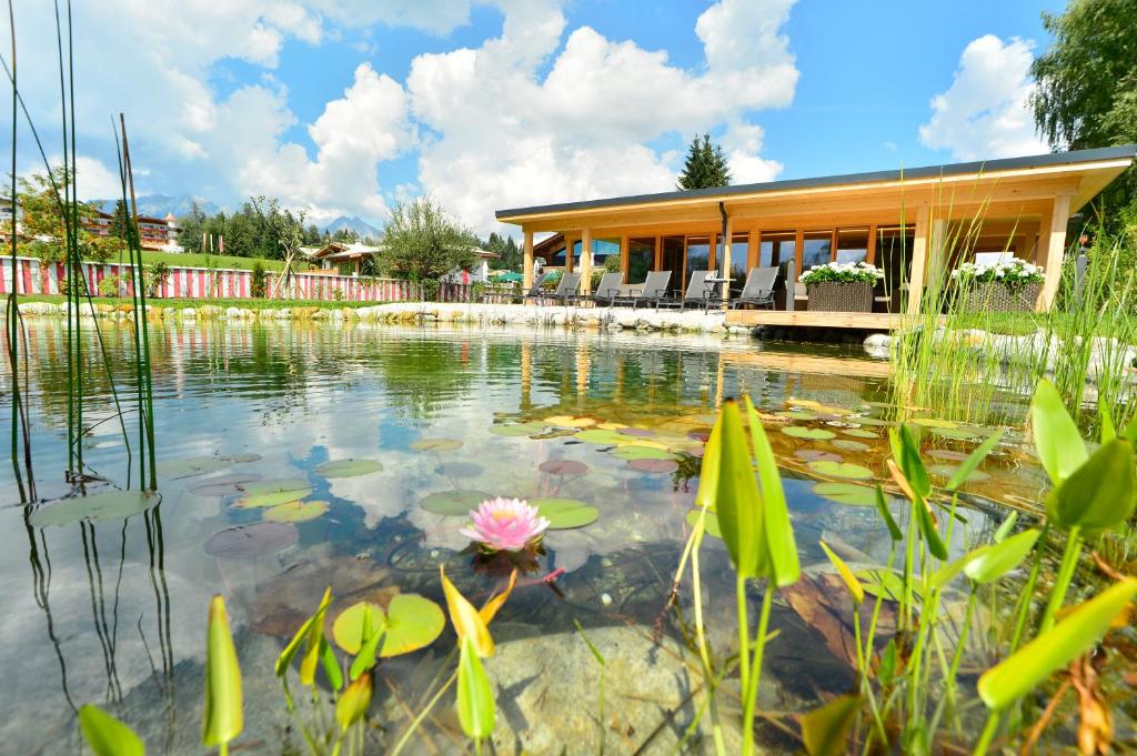 Giardino di Das Hotel Eden - Das Aktiv- & Wohlfühlhotel in Tirol auf 1200m Höhe