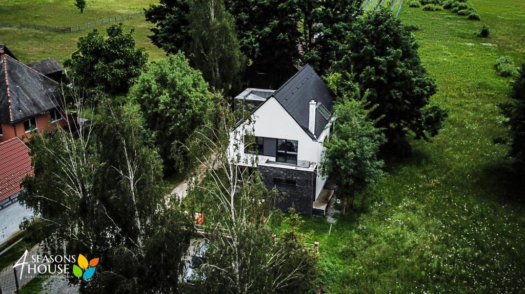 una vista aerea di una casa in un campo di 4 Seasons - House a Sub Cetate