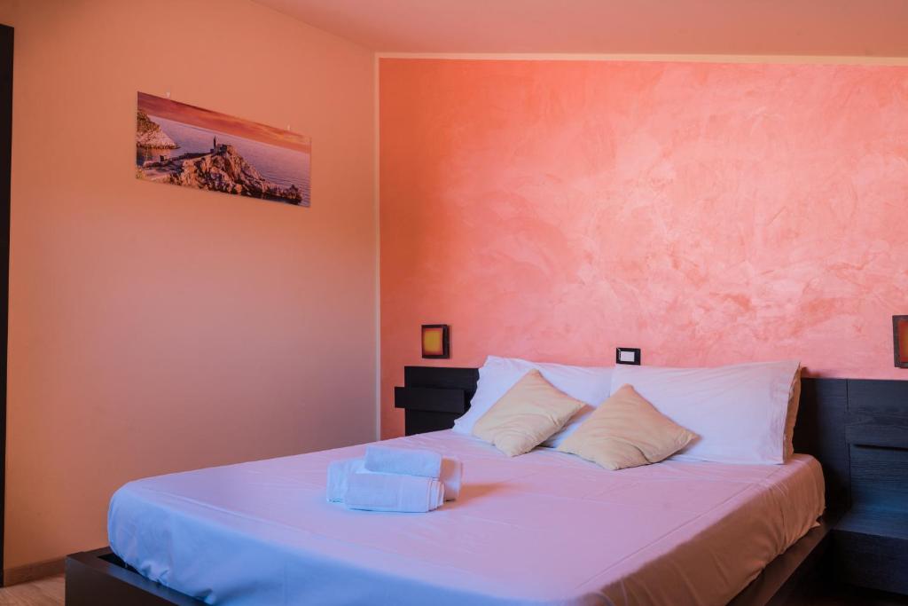 1 dormitorio con 1 cama grande con sábanas blancas en La Fontanella Apartment, en Polverara