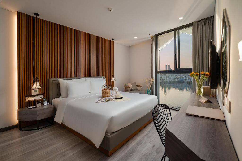 Postel nebo postele na pokoji v ubytování HAIAN Riverfront Hotel Da Nang
