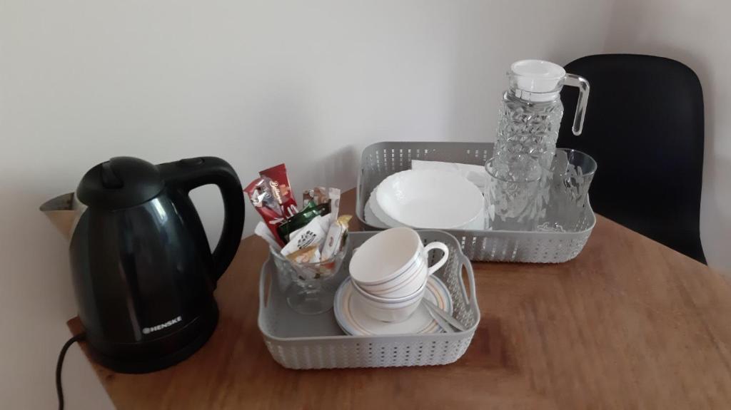 Příslušenství pro přípravu čaje a kávy v ubytování Guest House Gero Vėjo Namai