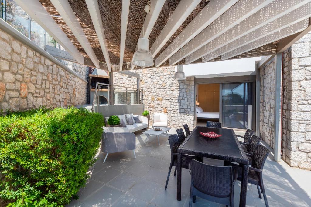 A seating area at Villa CostaMare - enjoy lazy days on the private Pool-Jacuzzi