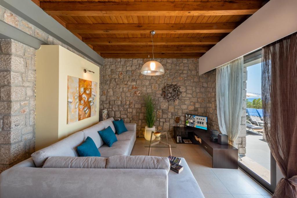A seating area at Villa CostaMare - enjoy lazy days on the private Pool-Jacuzzi
