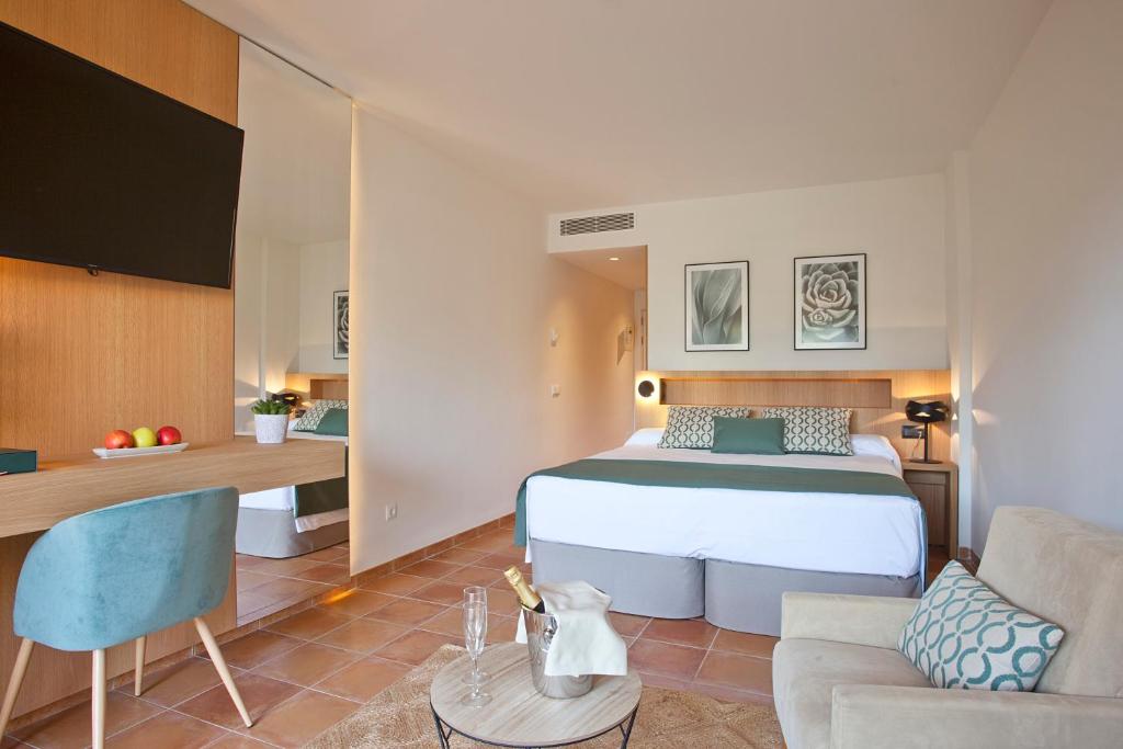Mon Port Hotel & Spa - Standard Triple Room With Spa Access