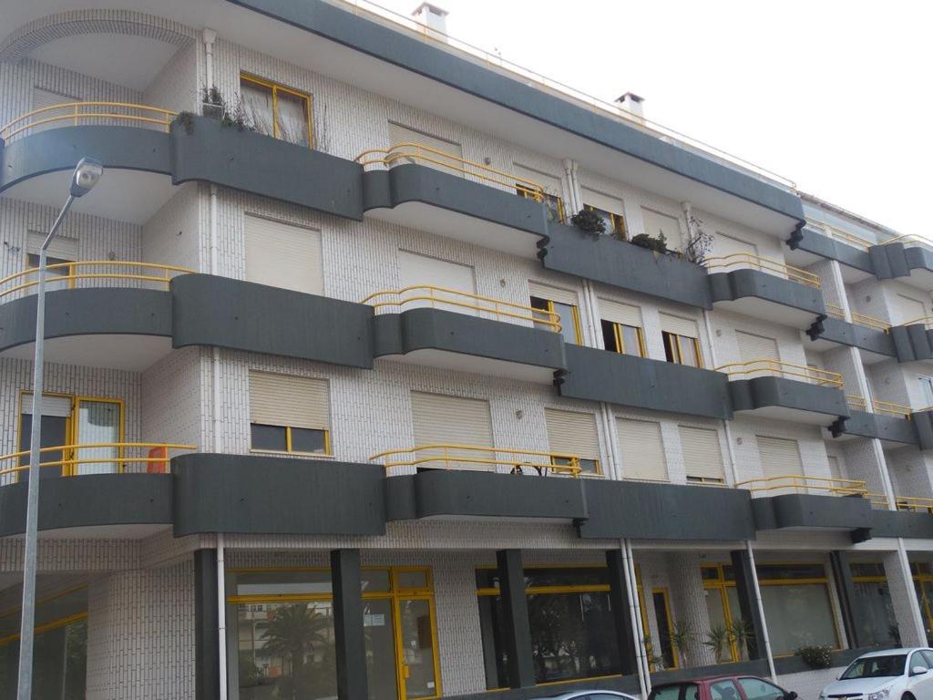 un gran edificio con balcones en un lateral en Alamar Barra, en Praia da Barra