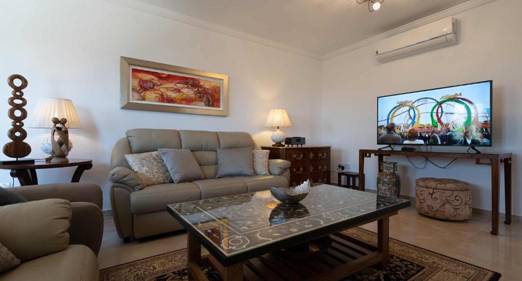 Posezení v ubytování 3 bedroom Villa Melandra with private pool and sea views, Aphrodite Hills Resort