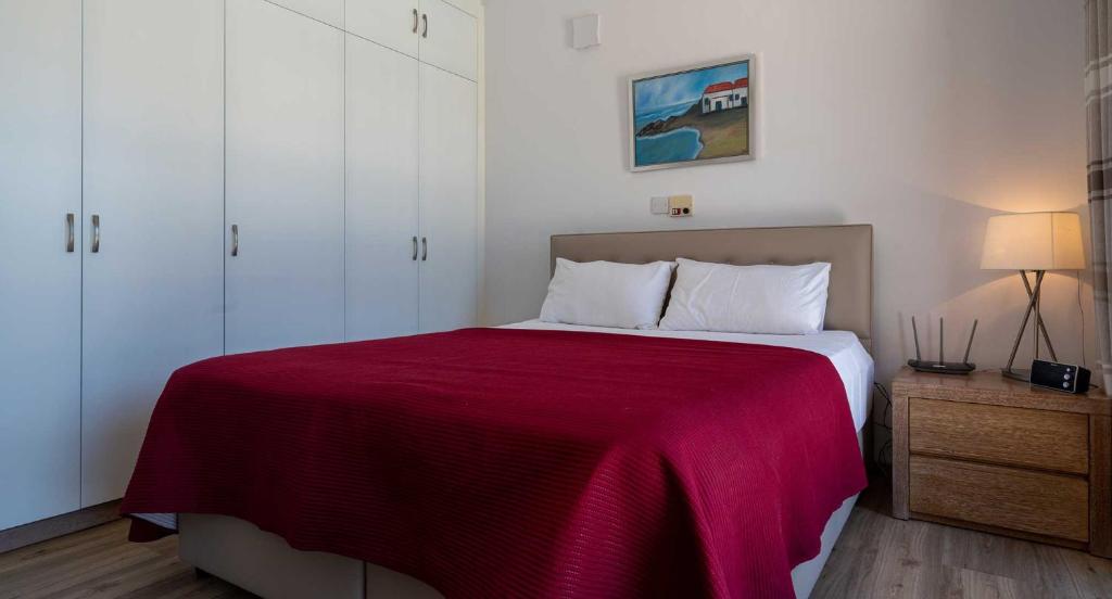 Postel nebo postele na pokoji v ubytování 3 bedroom Villa Melandra with private pool and sea views, Aphrodite Hills Resort