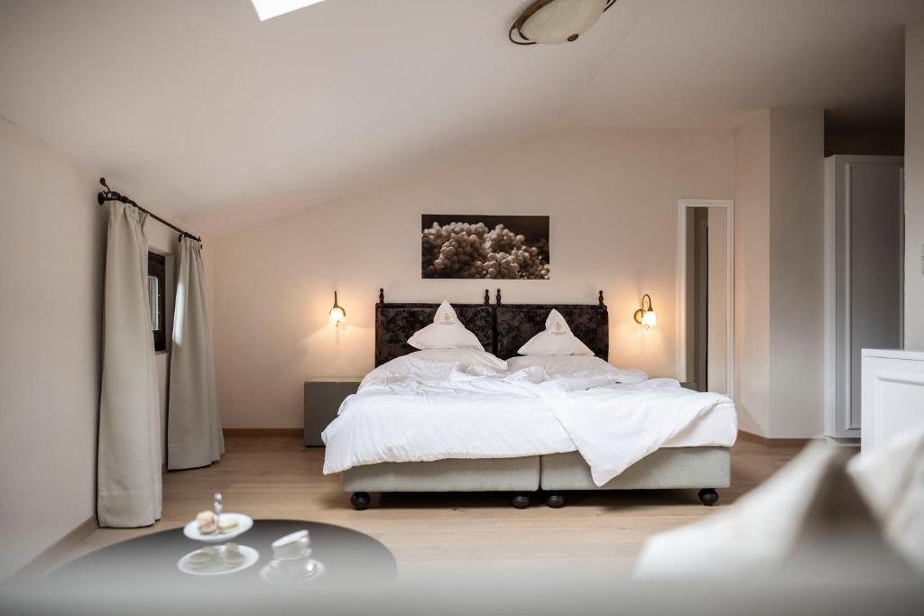 Postel nebo postele na pokoji v ubytování Schloss Plars wine & suites