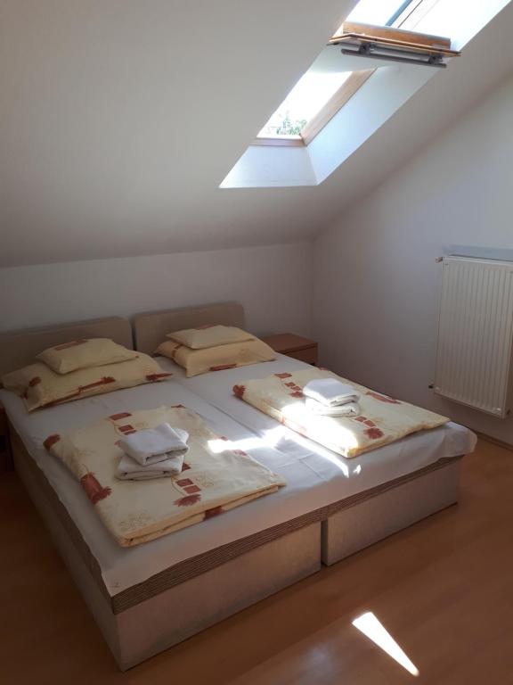 Postel nebo postele na pokoji v ubytování Bianka Apartmanház