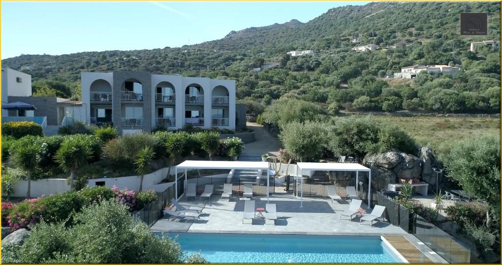 - une vue aérienne sur une villa avec une piscine dans l'établissement Résidence Roc e Mare, à LʼÎle-Rousse