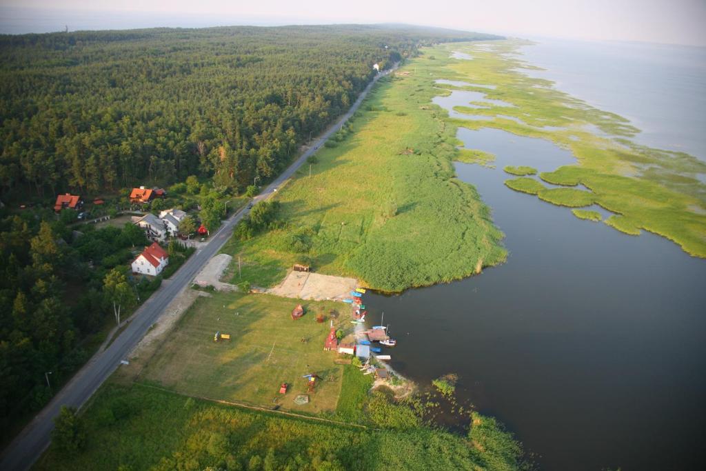 an island in the middle of a body of water at Gościniec nad Zalewem in Kąty Rybackie