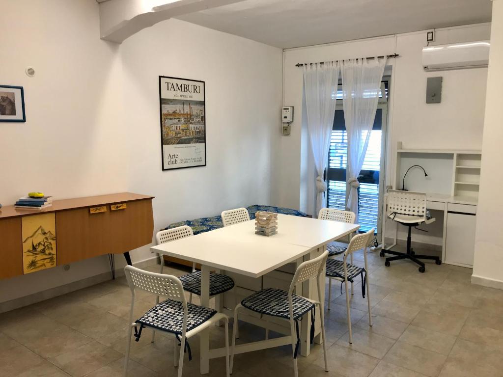 ミラッツォにあるVentodiMilazzo Blu Houseのキッチン、ダイニングルーム(テーブル、椅子付)