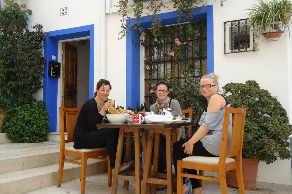 um grupo de três mulheres sentadas à mesa em Casa de los Joses em Alicante