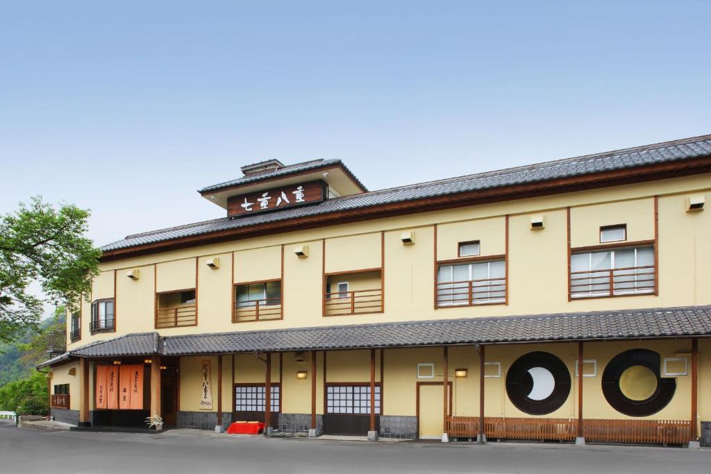 Um edifício com um sinal de patrono em cima. em Nanaeyae em Nikko