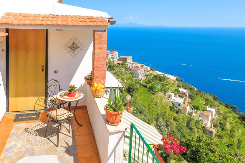 balcón con vistas al océano en Villa Mare, en Amalfi