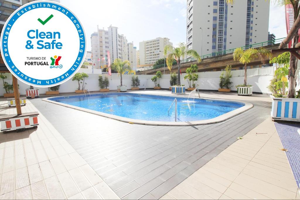 una piscina con un cartel que diga limpia y segura en T1+1 Praia da Rocha/ Gaivota Mar 5, en Portimão