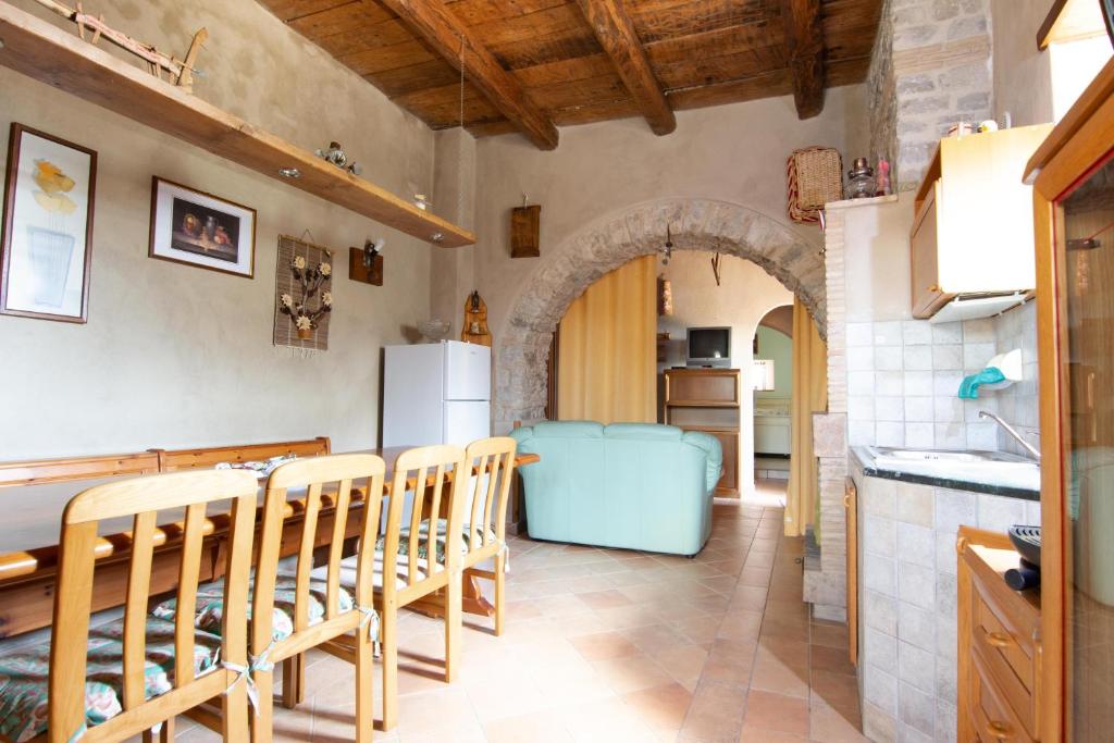 una cucina con tavolo e sedie in una stanza di Case Vacanze La Venere a Rocca Imperiale