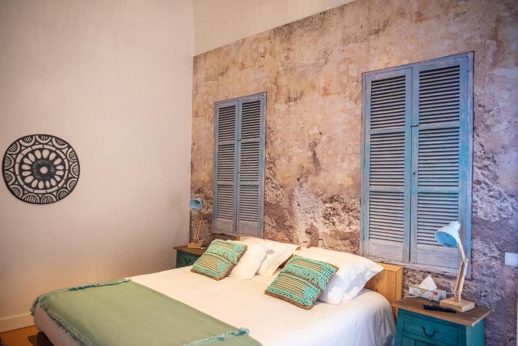 - une chambre avec un lit et deux fenêtres à volets dans l'établissement Rota VMF - Redondo, à Redondo