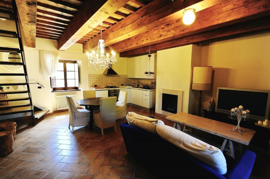 uma sala de estar com um sofá e uma sala de jantar em Casa del Borgo em Cantiano