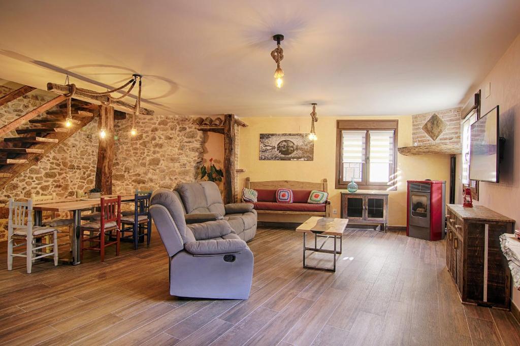 埃爾阿雷納爾的住宿－La Casa de Nini，客厅配有沙发和桌子