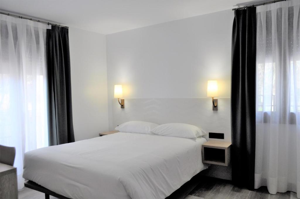 Postel nebo postele na pokoji v ubytování Hostal Restaurante Villa de Brihuega