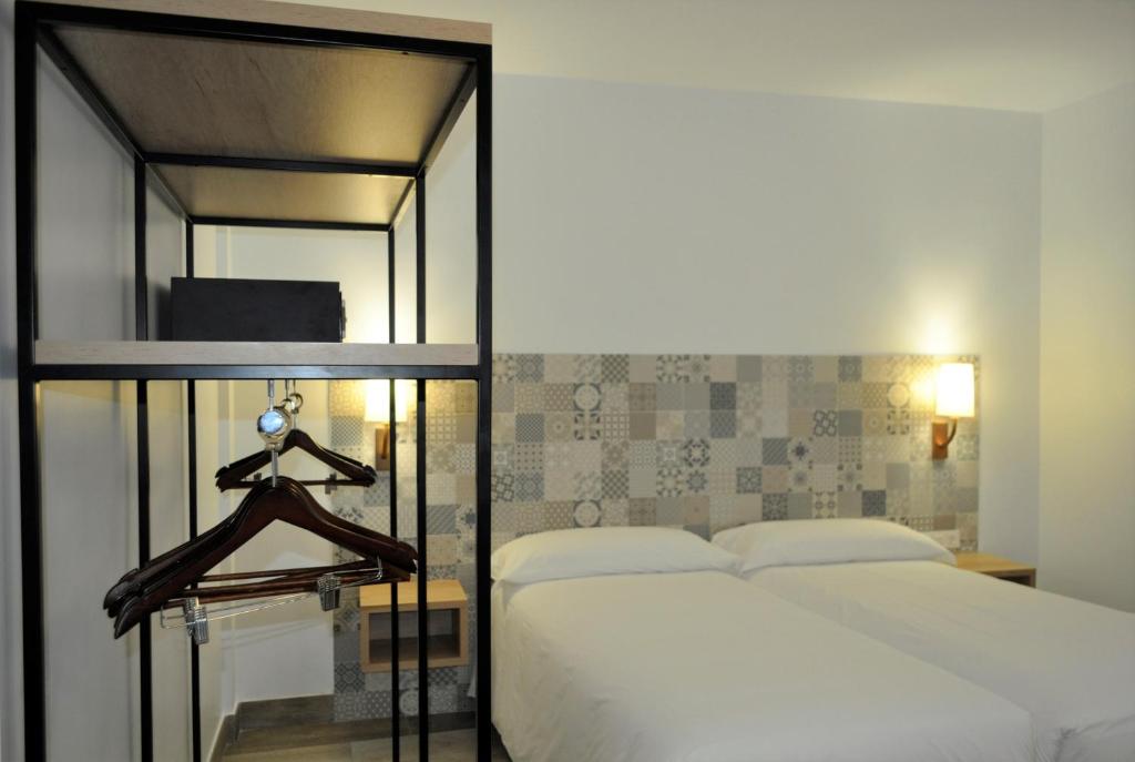 Postel nebo postele na pokoji v ubytování Hostal Restaurante Villa de Brihuega