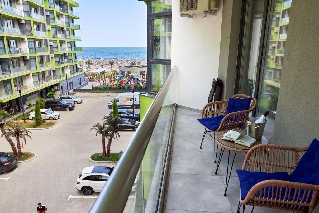 北瑪麥亞–納沃達里的住宿－Regatta Sea View Apartment Spa n Pool Beach resort，一个带椅子的阳台,享有海滩美景