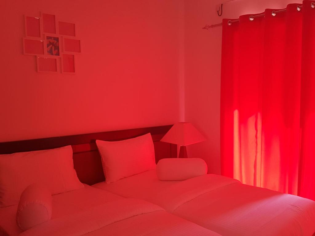 Postel nebo postele na pokoji v ubytování Meth Suites