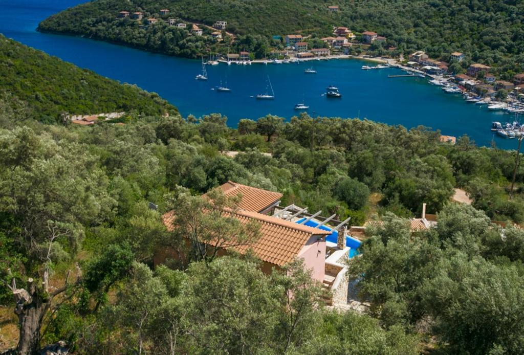una casa en una colina con un lago y barcos en SivotaBayVillas Lefkada - 3 bedrooms villas with sea view & private pool, en Sivota