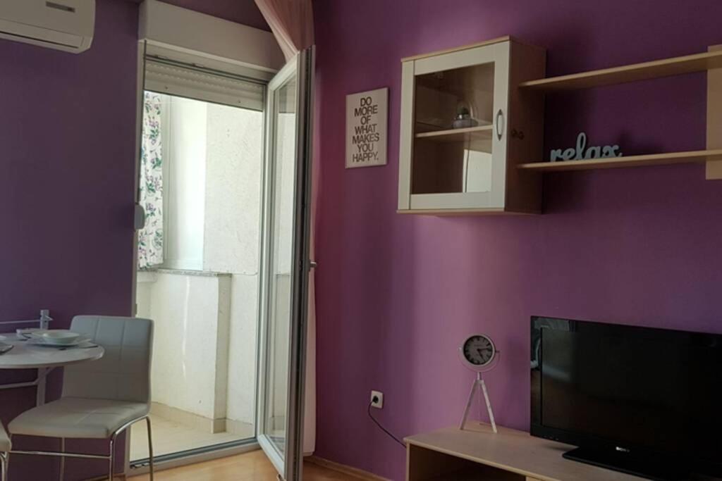 Telewizja i/lub zestaw kina domowego w obiekcie Apartment KIKI, 7th floor, with a sea view, free WiFI, for 2 persons