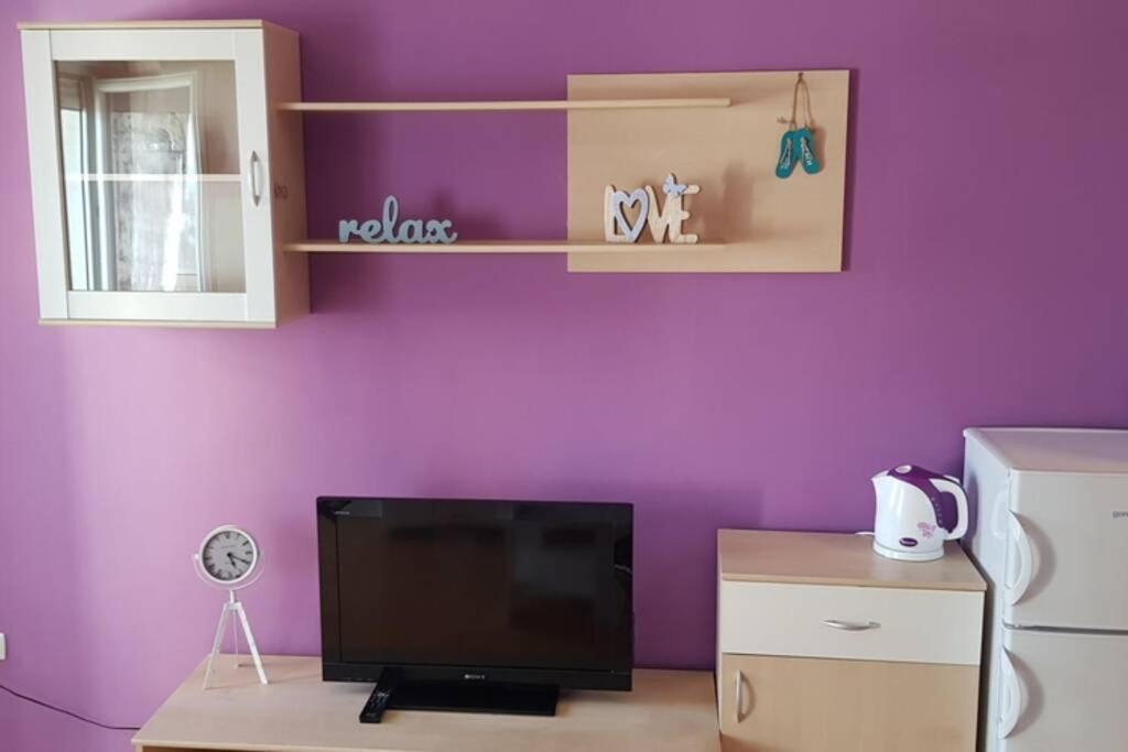 Telewizja i/lub zestaw kina domowego w obiekcie Apartment KIKI, 7th floor, with a sea view, free WiFI, for 2 persons