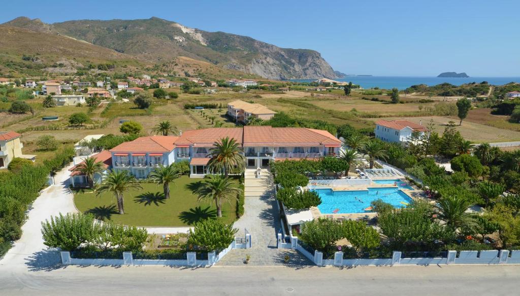 einen Luftblick auf ein Resort mit einem Pool in der Unterkunft Sirocco Hotel in Zakynthos