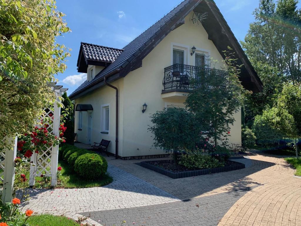 Casa blanca con balcón y jardín en Domek - pokoje w domku na Wyspie Sobieszewskiej., en Gdansk