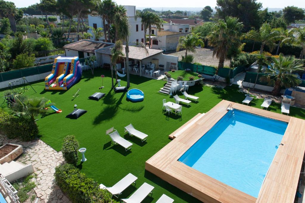 una vista aerea su un cortile con piscina e prati di Relais Lo Stagnone a Marsala