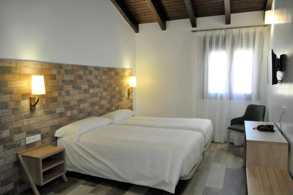 Postel nebo postele na pokoji v ubytování Hostal Restaurante Villa de Brihuega