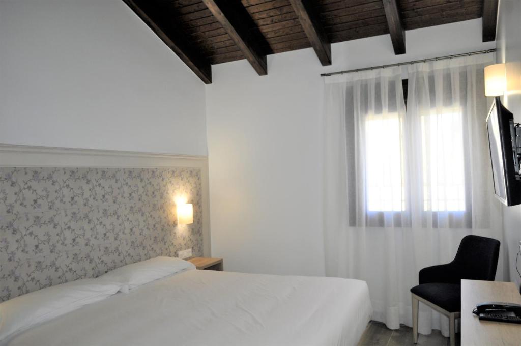 Postel nebo postele na pokoji v ubytování Hostal Restaurante Villa de Brihuega