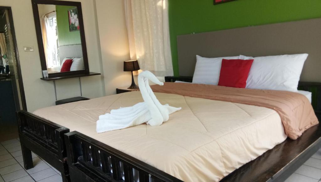 Postel nebo postele na pokoji v ubytování แสงหิรัญ บีช รีสอร์ท