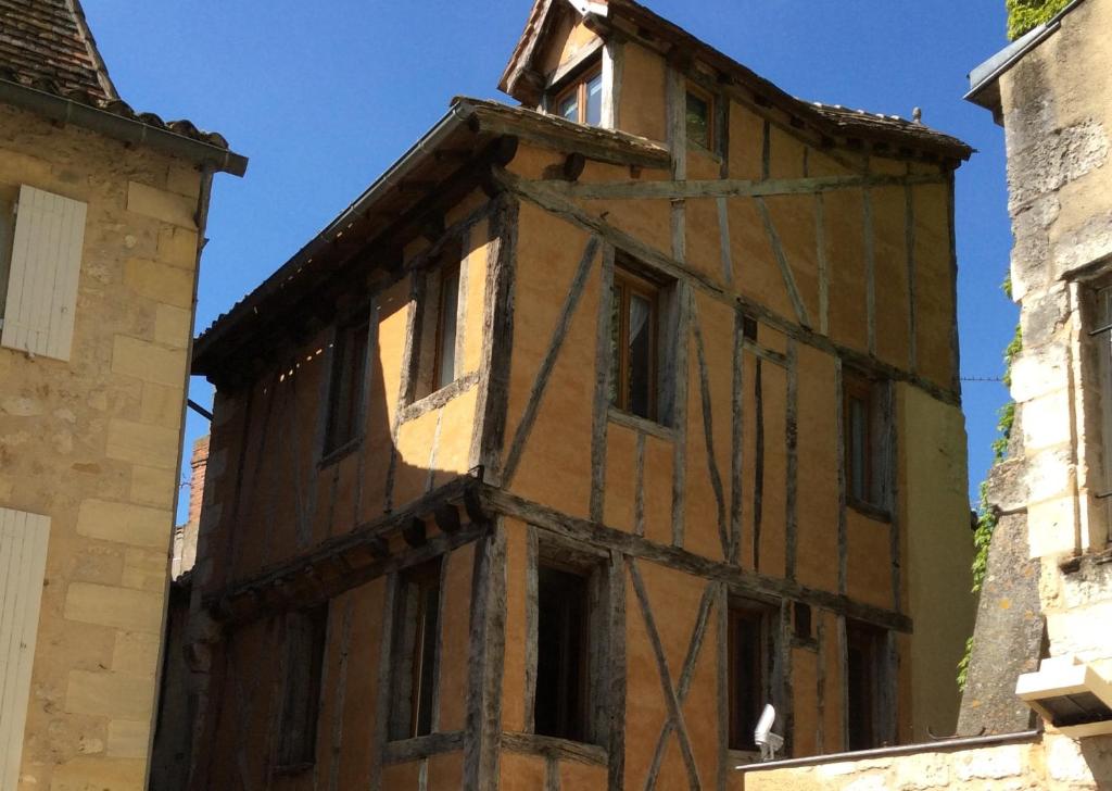 ein altes Gebäude mit einem Turm darüber in der Unterkunft Maison de Corinne in Bergerac