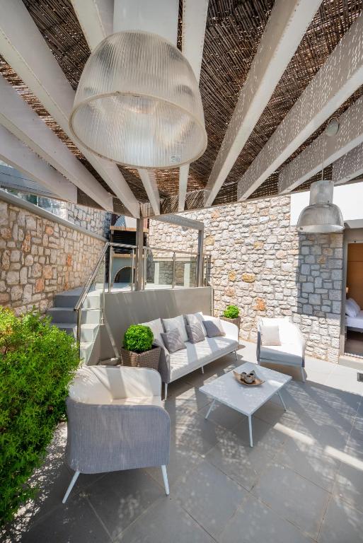 A seating area at Villa CostaMare - enjoy lazy days on the private Pool-Jacuzzi