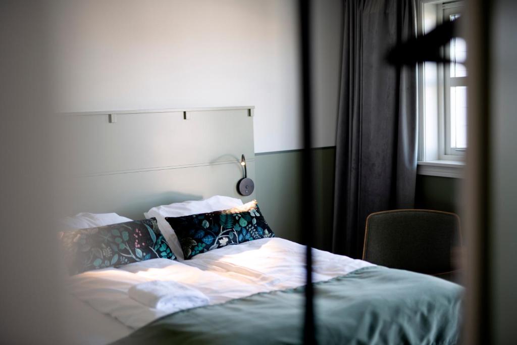 Postel nebo postele na pokoji v ubytování Utstein Kloster Hotell