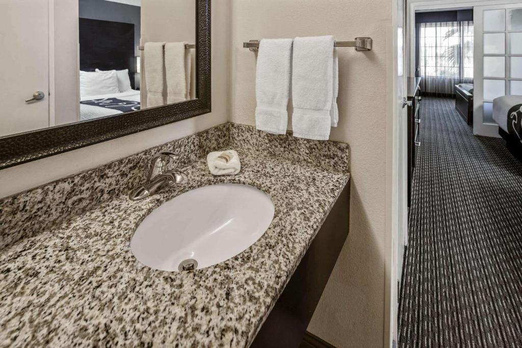 La Quinta by Wyndham Anaheim - 1 King Bed, Apartment