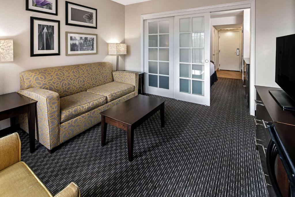 La Quinta by Wyndham Anaheim - 1 King Bed, Suite