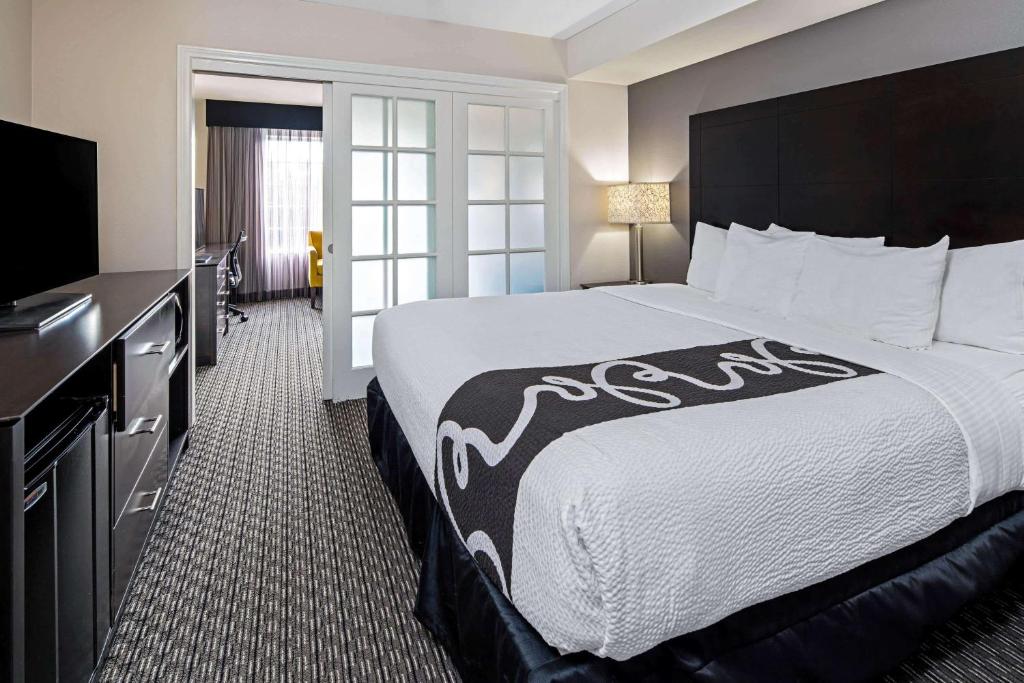 La Quinta by Wyndham Anaheim - 1 King Bed And 2 Full Beds, Suite