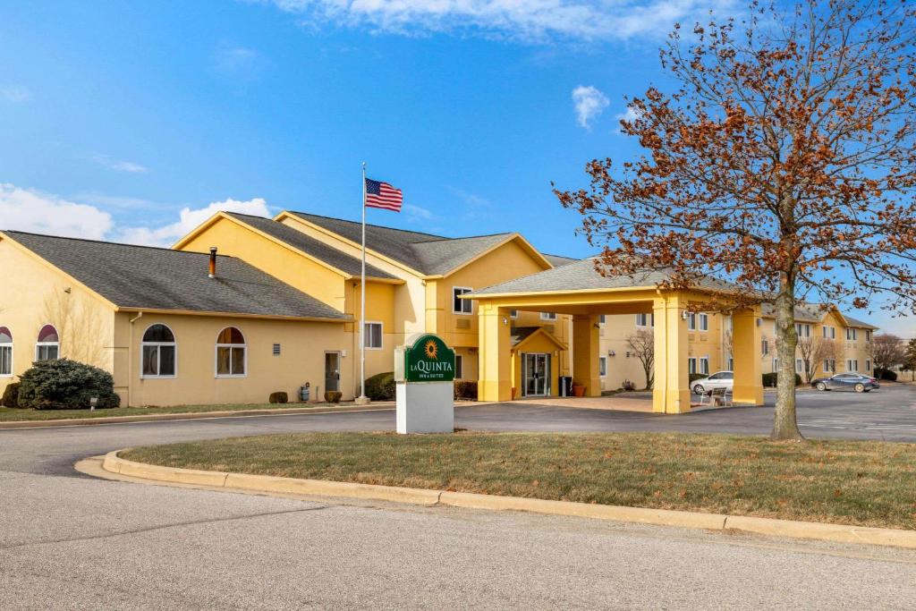 ein Gebäude mit amerikanischer Flagge davor in der Unterkunft La Quinta by Wyndham Frankfort in Frankfort